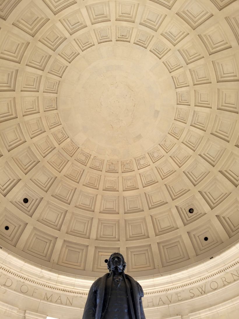 Plano entre cenital y contrapicado del memorial de Jefferson en Washington.