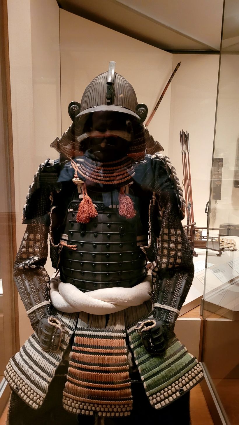 Autoretrato? Mirando cuidadosamente se ve mi imagen dentro de la armadura Samurai. Museo Metropolitano de Arte.