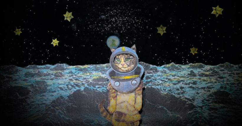 still del videoclip No Tan Distante. El gatonauta a punto de meditar en la luna para recuperar su fuerza. 