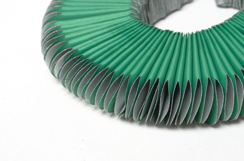 Detalle Collar Pliegues Verde. Foto: Jorge Osorio