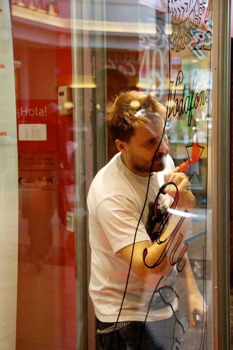 Vodafone Yu: Ilustración y pintura en vivo sobre escaparates, en 4 tiendas durante 4 días. Live illustration and painting on shop windows, in 4 stores for 4 days. Para la agencia CLINICA CREATIVA / Madrid, 2012 3
