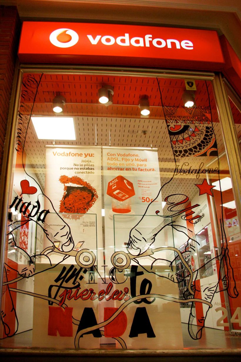 Vodafone Yu: Ilustración y pintura en vivo sobre escaparates, en 4 tiendas durante 4 días. Live illustration and painting on shop windows, in 4 stores for 4 days. Para la agencia CLINICA CREATIVA / Madrid, 2012 4
