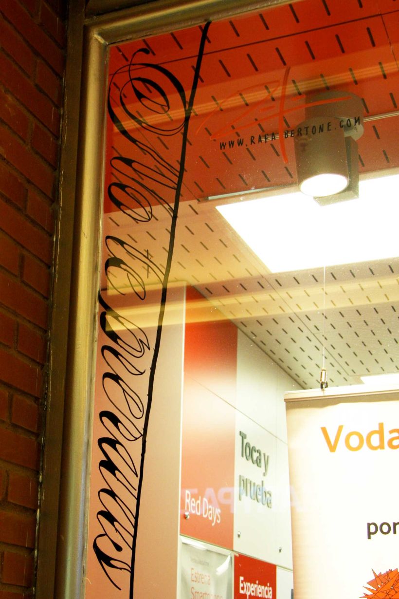 Vodafone Yu: Ilustración y pintura en vivo sobre escaparates, en 4 tiendas durante 4 días. Live illustration and painting on shop windows, in 4 stores for 4 days. Para la agencia CLINICA CREATIVA / Madrid, 2012 6