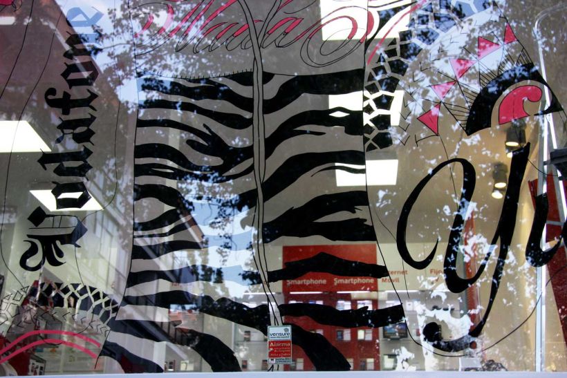 Vodafone Yu: Ilustración y pintura en vivo sobre escaparates, en 4 tiendas durante 4 días. Live illustration and painting on shop windows, in 4 stores for 4 days. Para la agencia CLINICA CREATIVA / Madrid, 2012 9