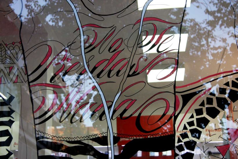 Vodafone Yu: Ilustración y pintura en vivo sobre escaparates, en 4 tiendas durante 4 días. Live illustration and painting on shop windows, in 4 stores for 4 days. Para la agencia CLINICA CREATIVA / Madrid, 2012 10