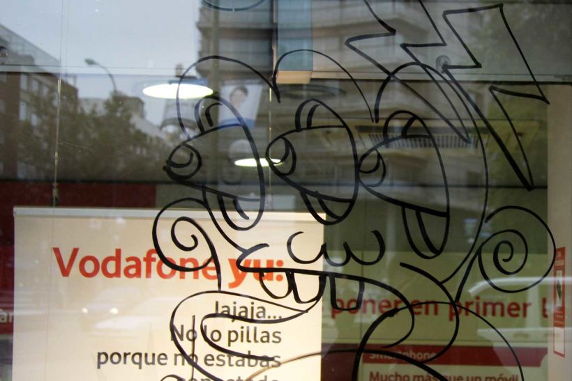 Vodafone Yu: Ilustración y pintura en vivo sobre escaparates, en 4 tiendas durante 4 días. Live illustration and painting on shop windows, in 4 stores for 4 days. Para la agencia CLINICA CREATIVA / Madrid, 2012 16