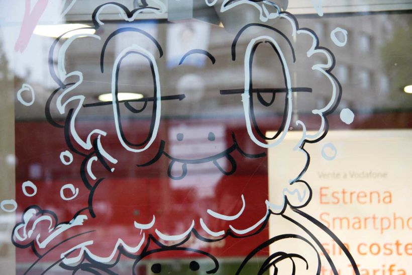 Vodafone Yu: Ilustración y pintura en vivo sobre escaparates, en 4 tiendas durante 4 días. Live illustration and painting on shop windows, in 4 stores for 4 days. Para la agencia CLINICA CREATIVA / Madrid, 2012 18