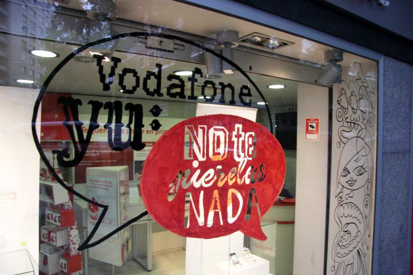 Vodafone Yu: Ilustración y pintura en vivo sobre escaparates, en 4 tiendas durante 4 días. Live illustration and painting on shop windows, in 4 stores for 4 days. Para la agencia CLINICA CREATIVA / Madrid, 2012 20