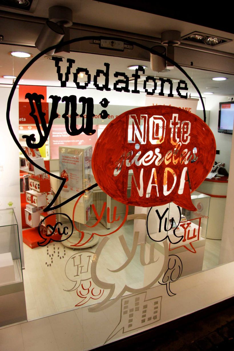 Vodafone Yu: Ilustración y pintura en vivo sobre escaparates, en 4 tiendas durante 4 días. Live illustration and painting on shop windows, in 4 stores for 4 days. Para la agencia CLINICA CREATIVA / Madrid, 2012 21