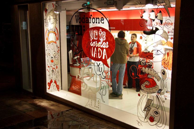 Vodafone Yu: Ilustración y pintura en vivo sobre escaparates, en 4 tiendas durante 4 días. Live illustration and painting on shop windows, in 4 stores for 4 days. Para la agencia CLINICA CREATIVA / Madrid, 2012 22