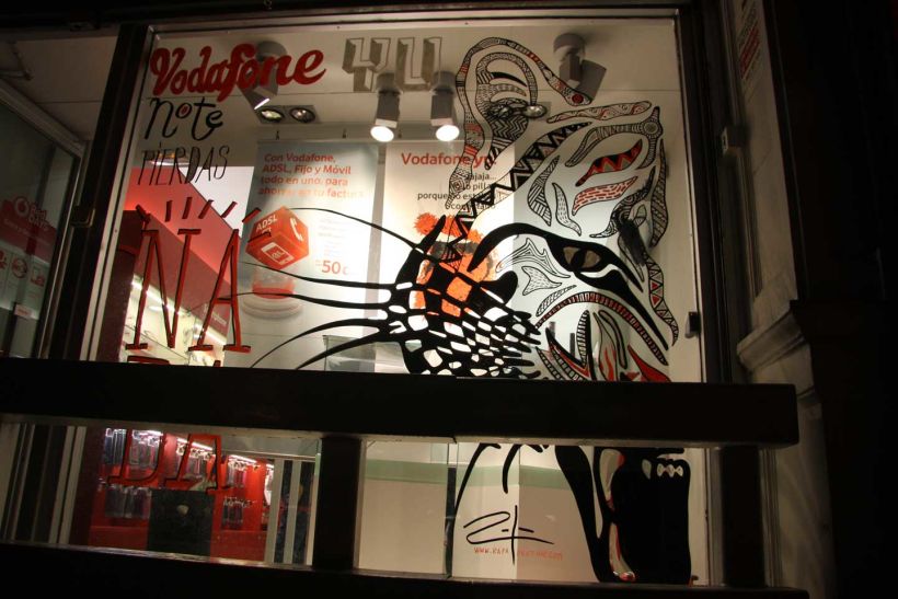 Vodafone Yu: Ilustración y pintura en vivo sobre escaparates, en 4 tiendas durante 4 días. Live illustration and painting on shop windows, in 4 stores for 4 days. Para la agencia CLINICA CREATIVA / Madrid, 2012 30