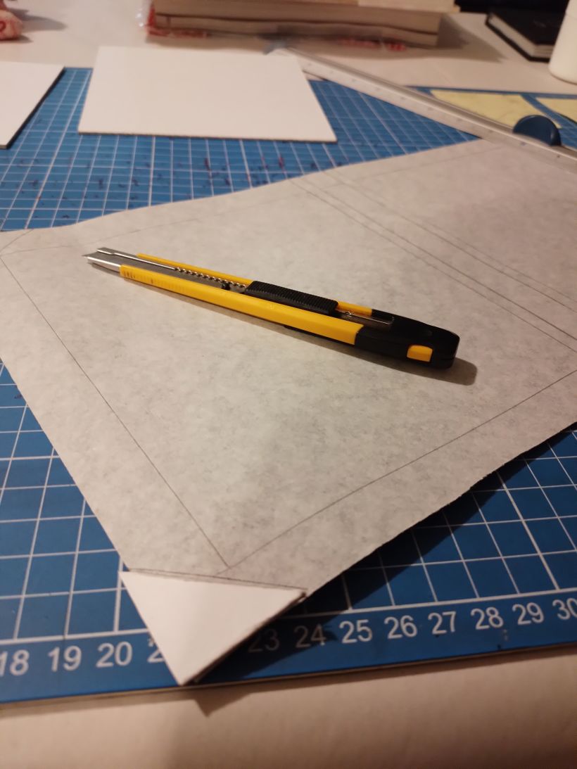 Usé un simple triángulo de papel ilustración para marcar el corte.