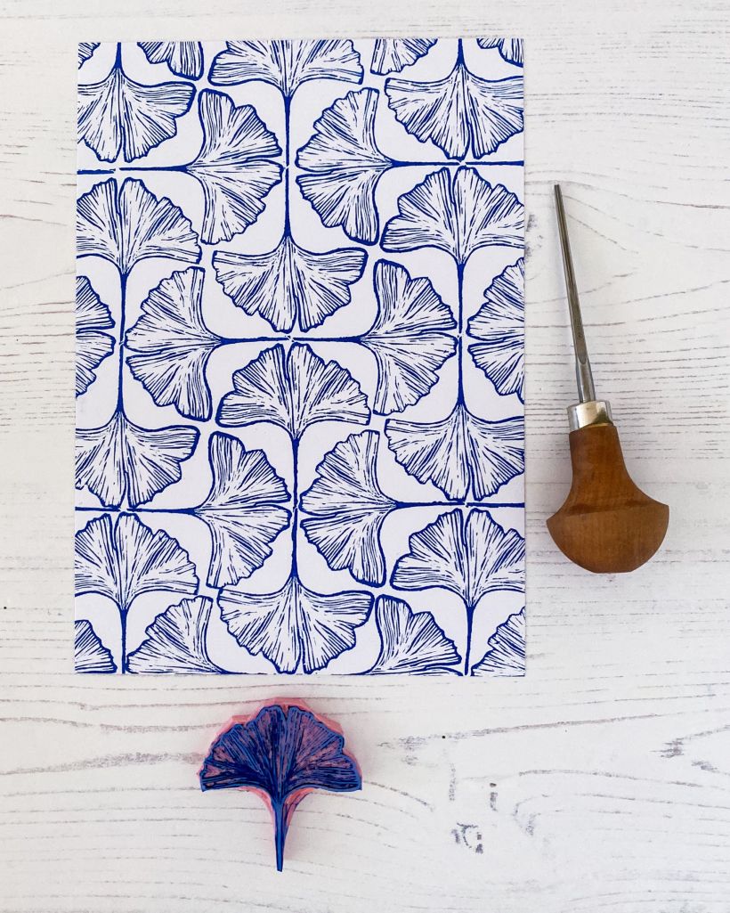 Original block print of ginkgo leaves repeat pattern / Original Stempeldruck des Gingko Musters
