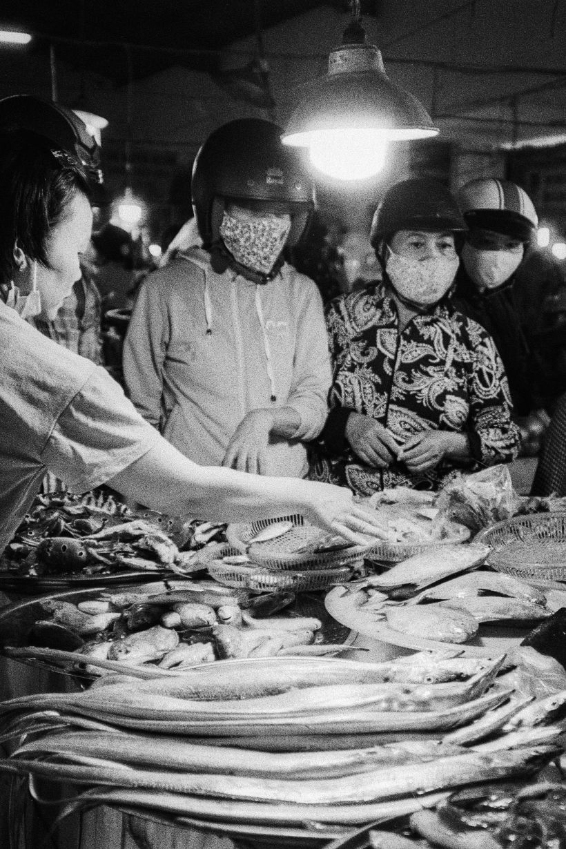 Customers at Mieu Bong market.