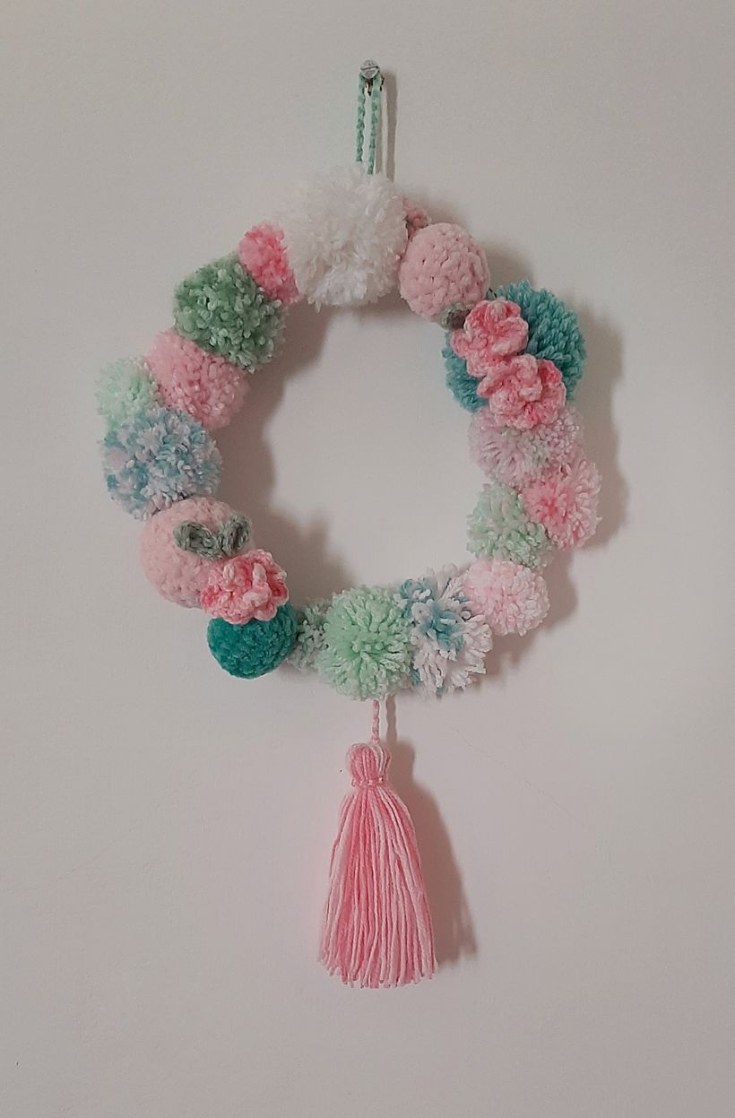 Acá la corona terminada con los distintos pompones que usé y bolitas y flores hechas en crochet (ganchillo)
