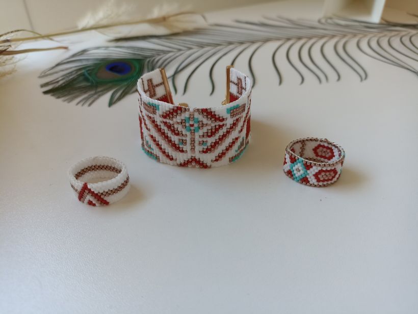 These pieces are a replica of the ones shown by the teacher, with some differences in beads colors and design (22 line)