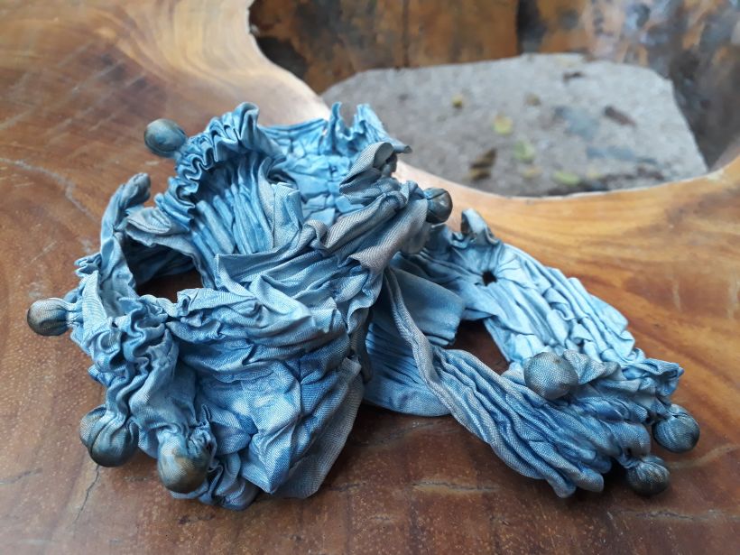 escultura têxtil 3D + tingimento azul Índigo vegetal/ adorno corporal