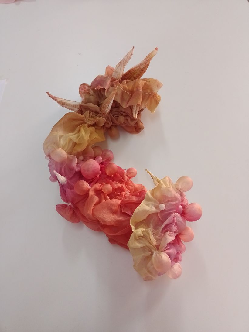 Combinação de processos de shibori com aspecto 3D utilizando cor de planta