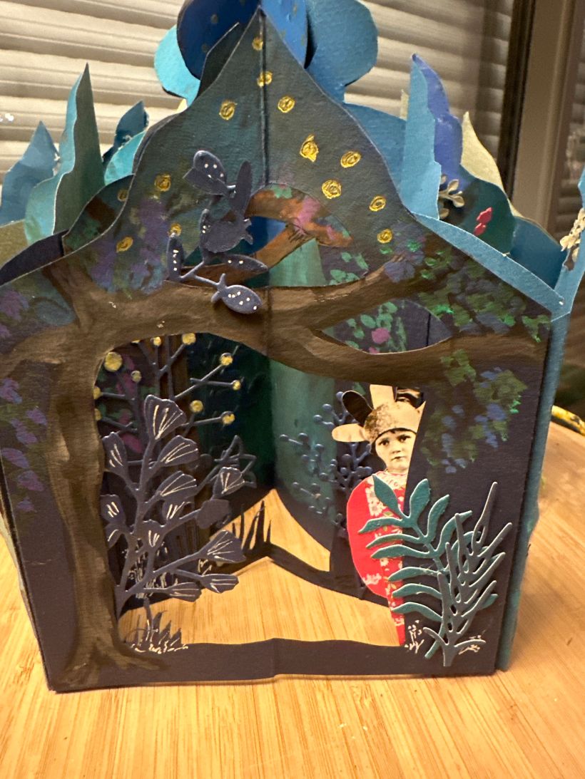 Carrousel peint à la gouache avec des plantes découpées et des personnages faits main 1