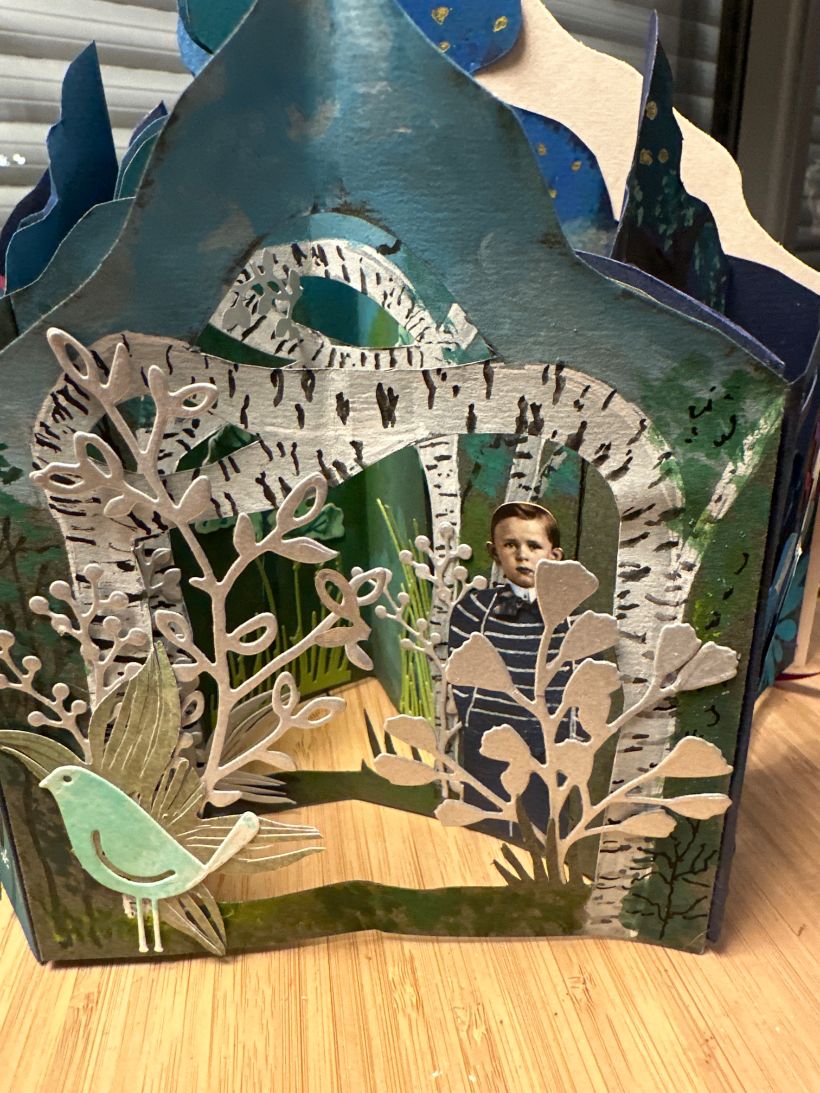 Carrousel peint à la gouache avec des plantes découpées et des personnages faits main 2