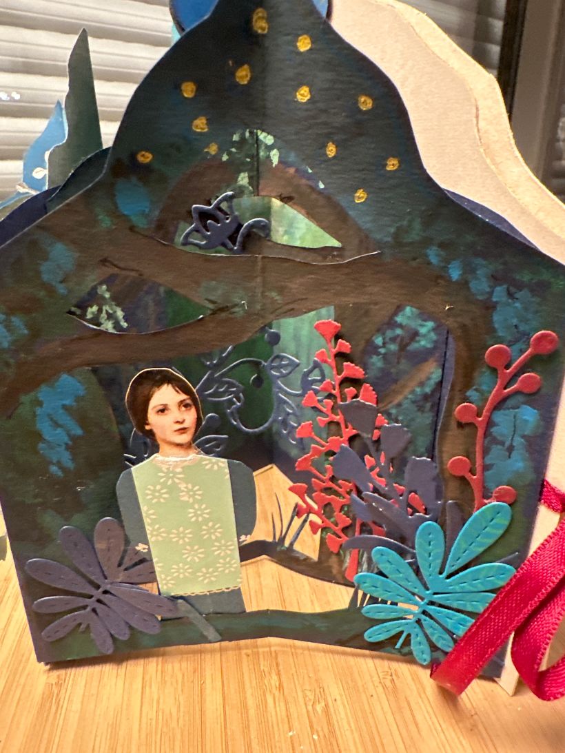 Carrousel peint à la gouache avec des plantes découpées et des personnages faits main 3