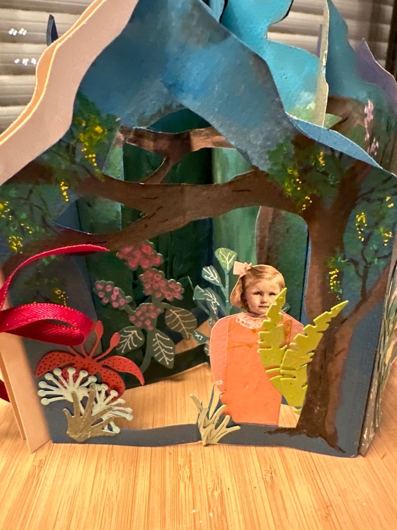 Carrousel peint à la gouache avec des plantes découpées et des personnages faits main 4