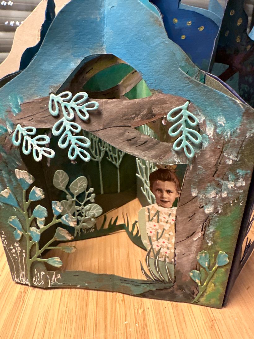 Carrousel peint à la gouache avec des plantes découpées et des personnages faits main 5