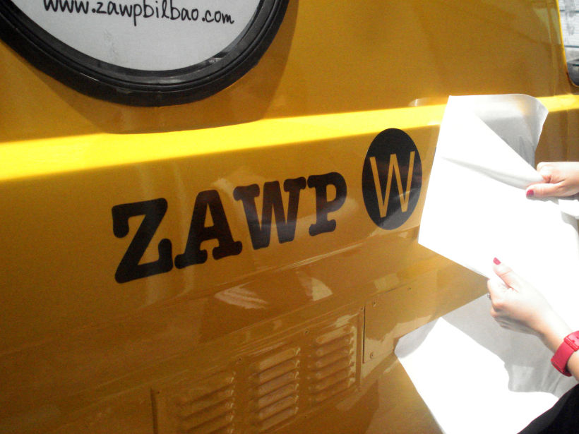 Rotulación para furgoneta de Zawp. Técnica corte y aplicación de vinilo