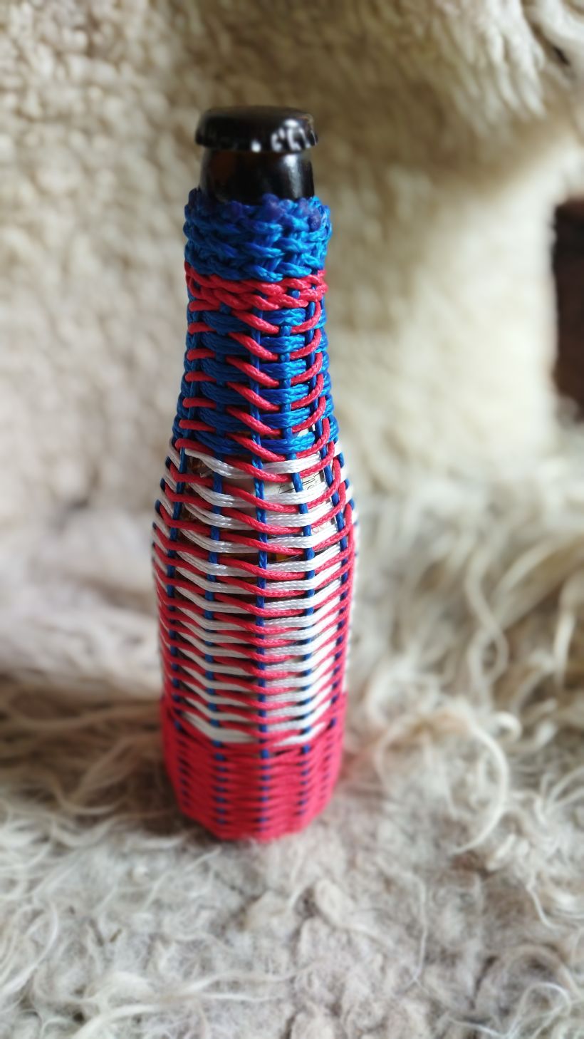 Mi proyecto del curso: Cestería: botellas forradas con cables de colores 3