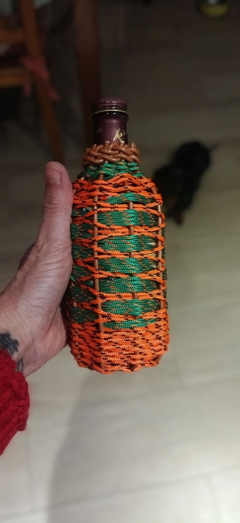 Mi proyecto del curso: Cestería: botellas forradas con cables de colores 4