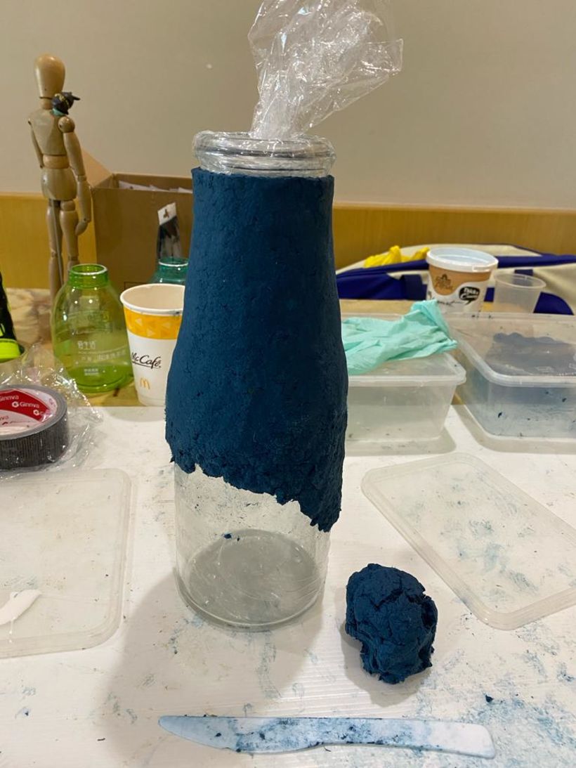 Covering the glass vase with blue paper pulp. I use a plastic knife (that comes along with birthday cakes).