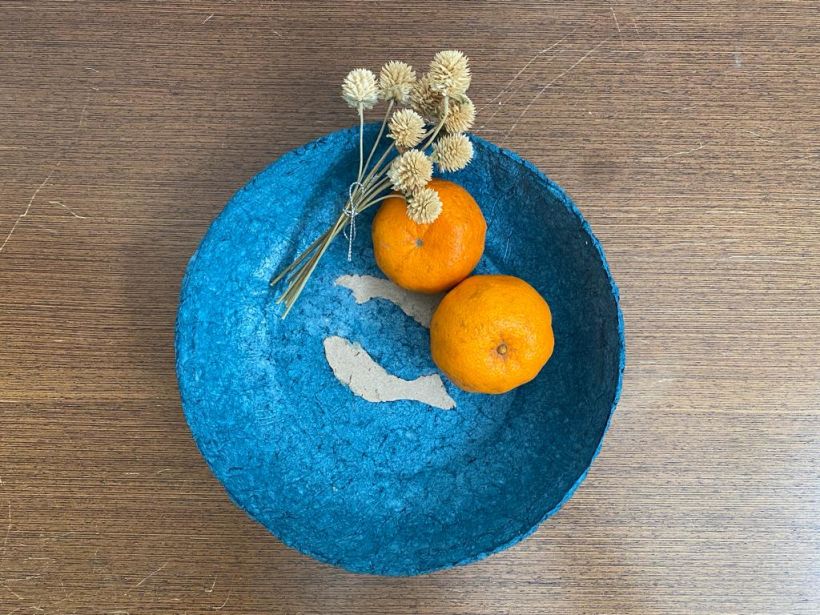 The blue of the bowl compliments the colour of the mandarin oranges