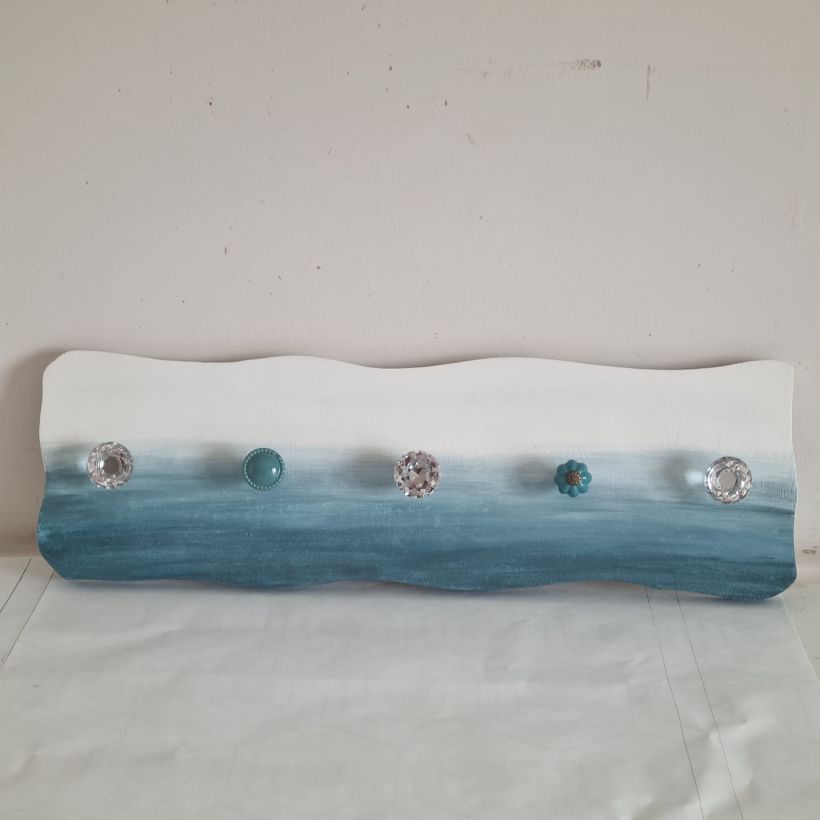 De una tabla de pino marino he creado este perchero inspirado en el mar