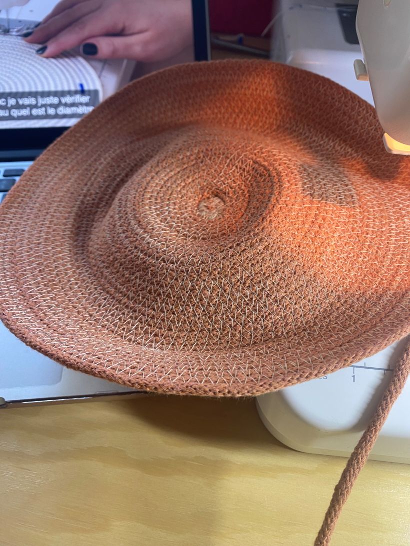 j'ai cru faire un sombrero :) mais je voulais un panier, je crois que c'est un problème de tension, ça ne reste pas plat :( 