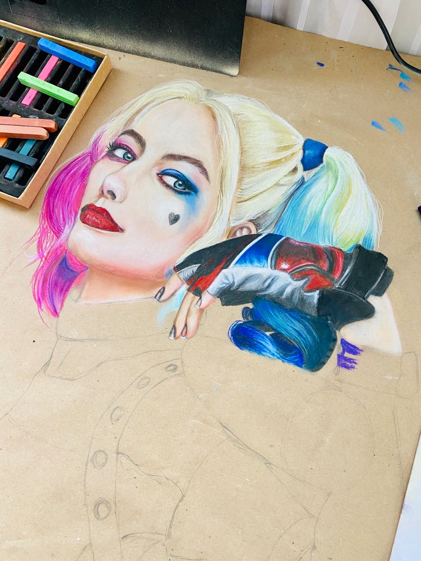 Harley Quinn: Ilustración con pastel y lápices de colores | Domestika