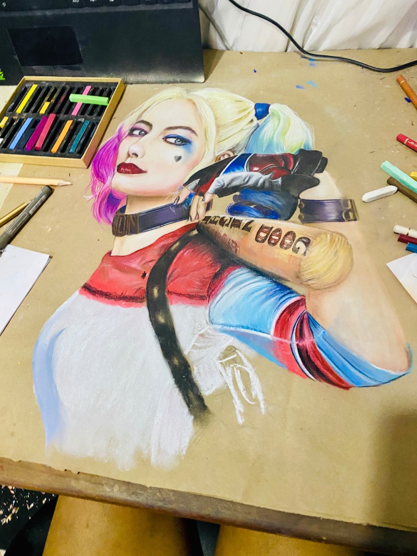 Harley Quinn: Ilustración con pastel y lápices de colores | Domestika