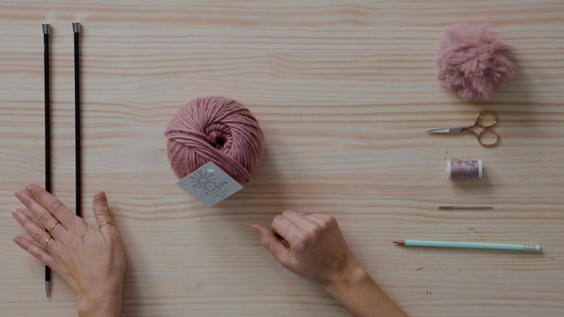 Consigue todos tus materiales y comienza a tejer este gorro de lana perfecto para el invierno.