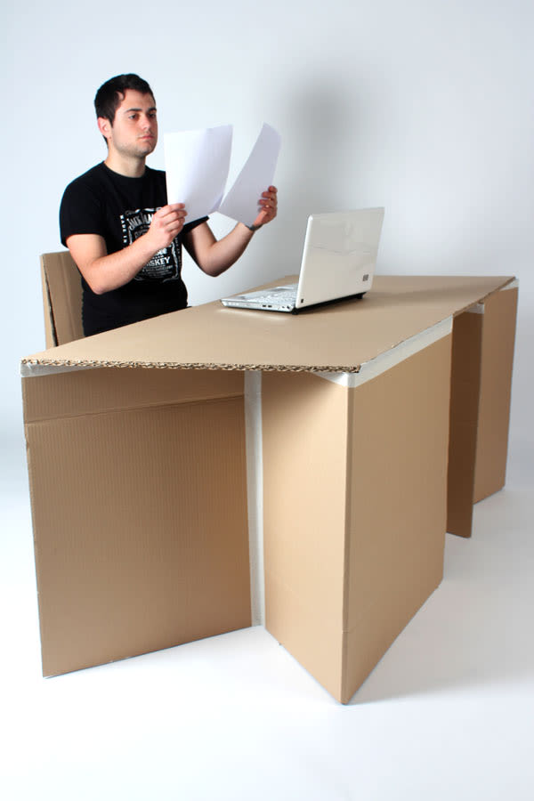 Silla y escritorio de cartón 0