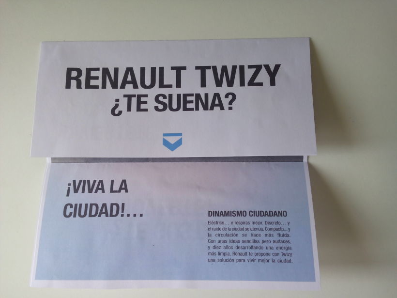  Renault Twizy. Folleto, realizado en el Máster de diseño gráfico en Aula Creactiva 3
