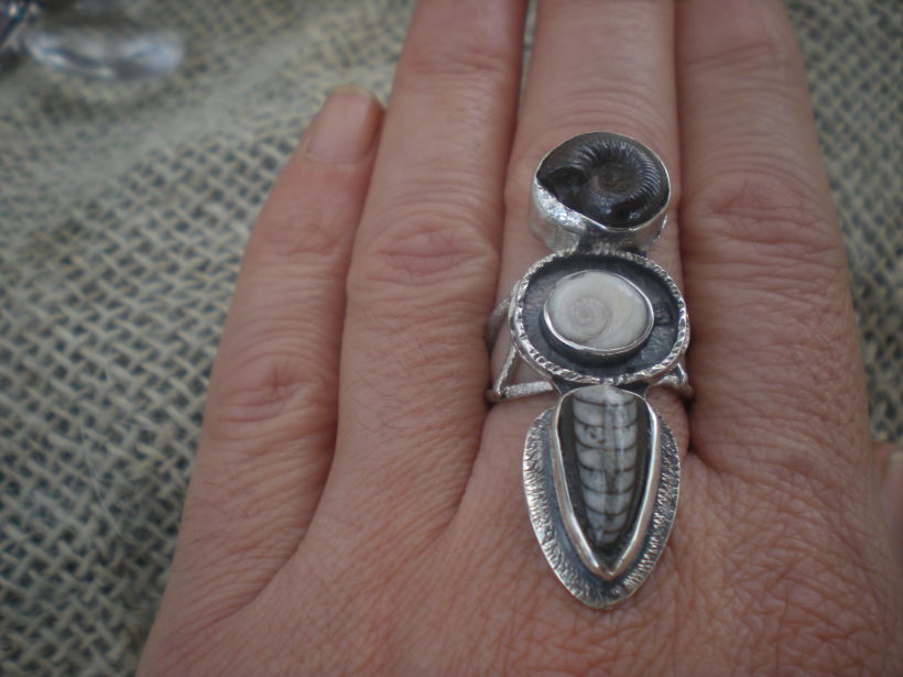 GEA   anillo de plata y fosiles 0