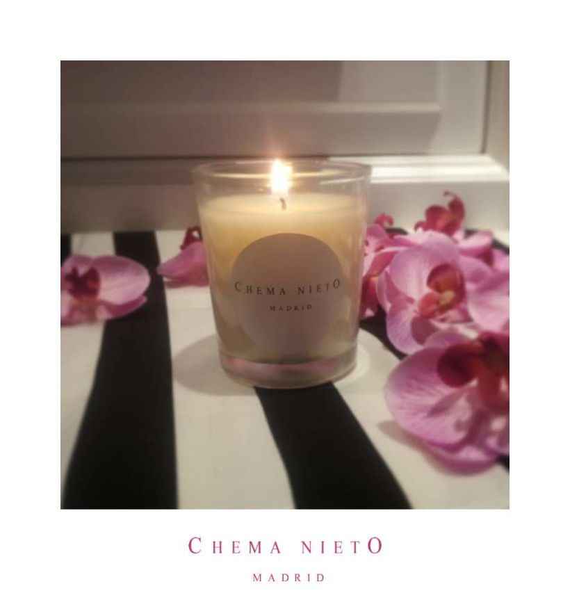 Diseño floral con orquídeas Phalaenopsis en tonos rosas y vela personalizada con logo Chema Nieto Madrid. 