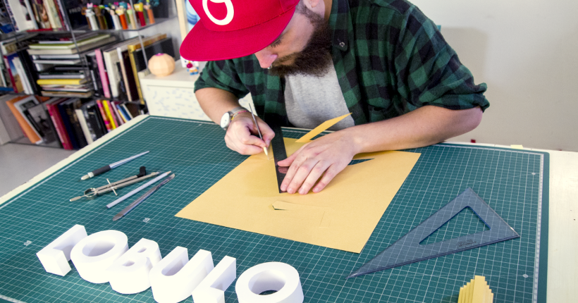 Crea un signage tridimensional con letras de papel con Lobulo 1