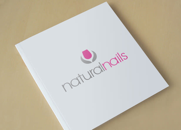 Logotipo para Natural Nails, una empresa dedicada a prestar servicios para la belleza y cuidados de manos y uñas. El icono se basa en la forma de una uña rodeada por dos hojas que crean un símbolo que recuerda una flor. -1
