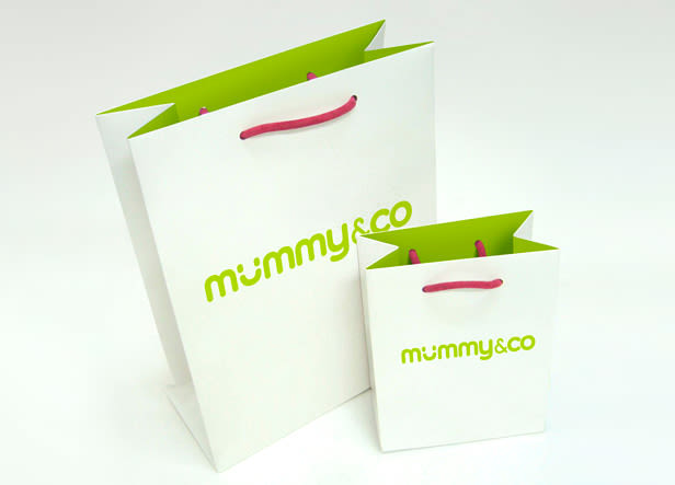Mummy&Co es el nombre de una franquicia de tiendas de ropa y accesorios para mamás y bebés. Una sonrisa sustituye la primera “u” dándole un toque muy original y simpático. 0