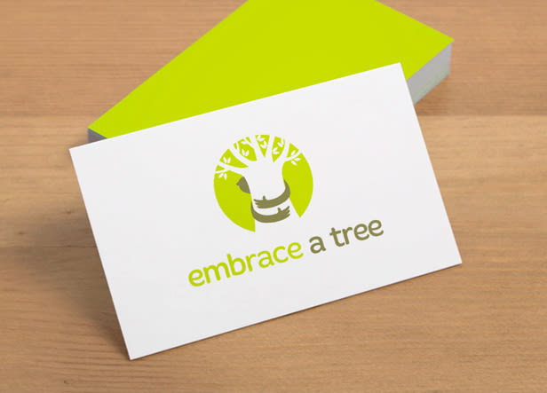 “Embrace a tree” (Abraza un árbol) es una organización que busca fomentar el amor a los árboles poniendo de manifiesto la intrínseca relación que nos une a través de manifestaciones artísticas como la fotografía o la pintura. -1