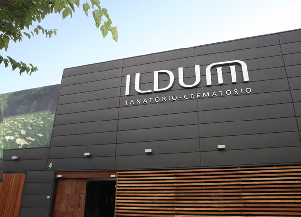 Ildum es el nombre de un tanatorio-crematorio construido a las afueras de Castellón. Hemos aprovechado la forma de la “m” para crear una imágen que recuerda un altar formado por dos columnas que sujetan una tela que cae a ambos lados. 1