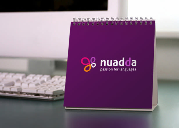 Nuadda ofrece servicios de traducción, interpretación y enseñanza de idiomas. El icono se basa en un trébol formado por 4 hojas, que simbolizan cuatro espacios de texto. 1