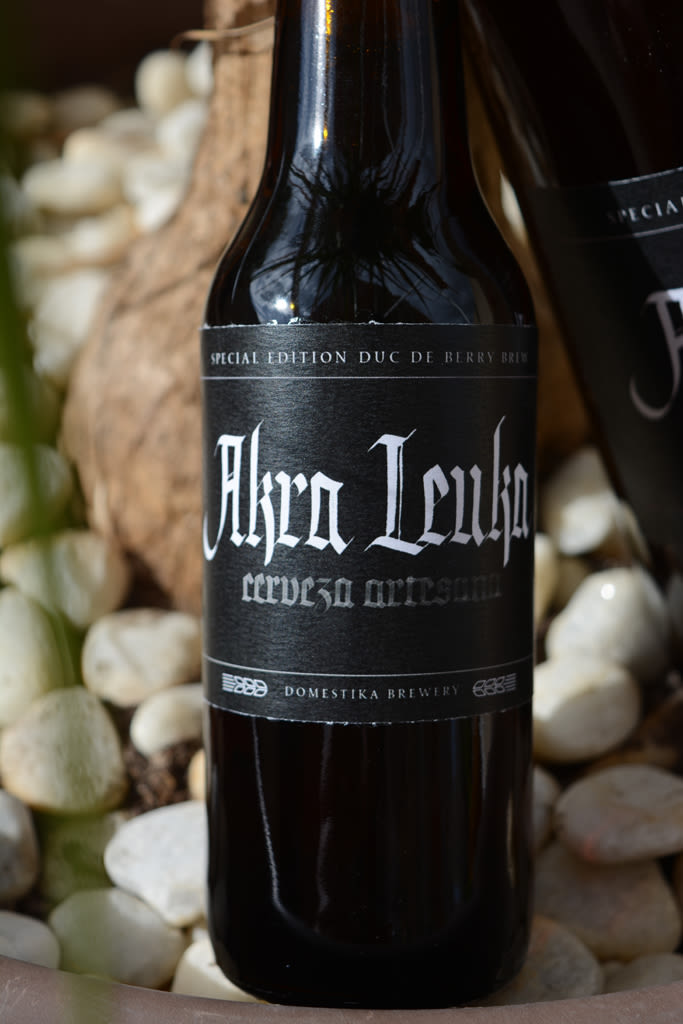 Akra Leuka - Cerveza Artesana - Proyecto del curso de caligrafía gótica de Oriol Miró 2