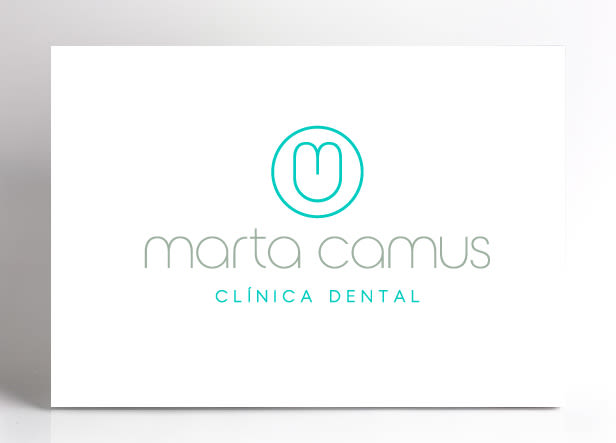 Diseño de logotipo para Marta Camus, una clínica dental ubicada en el País Vasco. El logotipo simboliza la silueta de un diente y está creado a partir de las iniciales "m" y "c" del nombre. -1