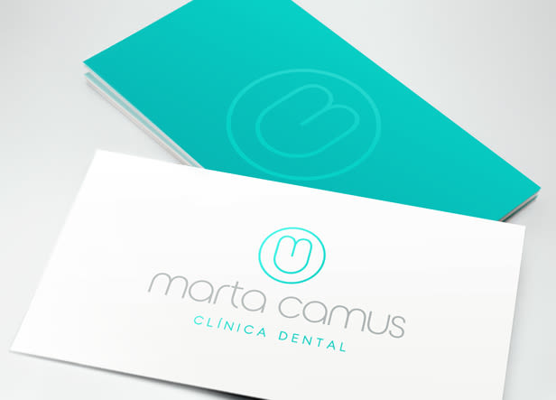Diseño de logotipo para Marta Camus, una clínica dental ubicada en el País Vasco. El logotipo simboliza la silueta de un diente y está creado a partir de las iniciales "m" y "c" del nombre. 0